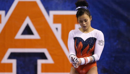 Гимнастка в США сломала две ноги, неудачно приземлившись