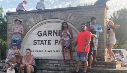 Женщина оголила грудь и испортила семейную фотографию