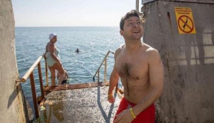 Зеленский объяснил появление в красных плавках перед украинцами