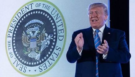 Над Трампом подшутили, изменив президентскую печать