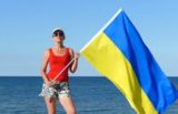 Ялтинские полицейские отпустили украинку с флагом, кричащую &laquo;Крым наш&raquo;