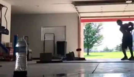 Юный хоккеист перешел &laquo;на другой уровень&raquo; и открутил крышку без касания