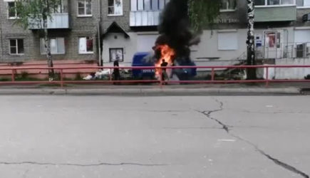 Сотрудники «Почты России» попытались потушить автомобиль водой из лужи