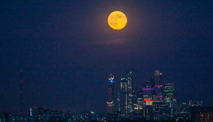 Очевидцам удалось запечатлеть восход «кровавой» луны