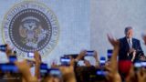 Трамп выступил на фоне двуглавого орла, которому «вручили» клюшки для гольфа