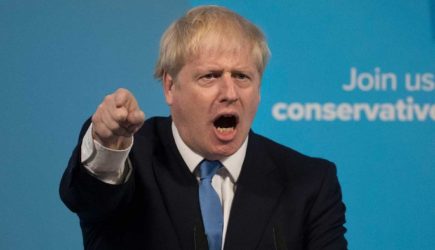 Оголтелая пропаганда: скандалисту Джонсону припомнили плевки в Россию