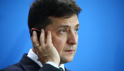 Зеленский ответил Путину упрощенной выдачей украинского гражданства