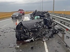 В Хакасии автомобиль через отбойник улетел на крышу магазина