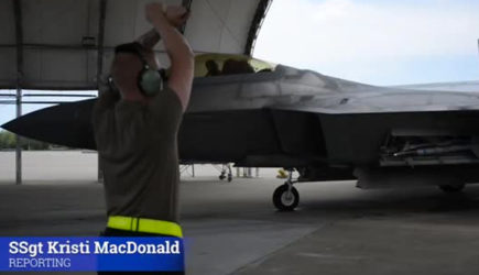 F-22 испытали в режиме «горячего кресла»