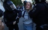 Девушку, которую ударил полицейский на митинге в Москве, будут судить