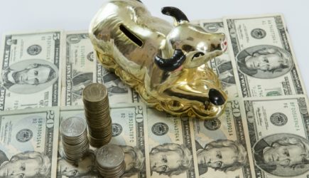 «Доллар потянет весь мир в долговую яму»: Что с рублем? Прогнозы экспертов