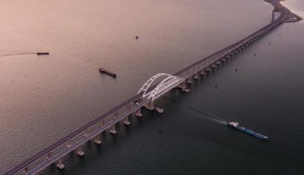Крымский мост уходит на дно