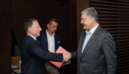 Порошенко назвал «тревожной» новость об отставке Курта Волкера