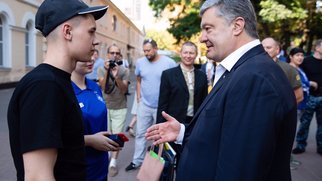 Порошенко напросился на свадьбу к освобожденному моряку