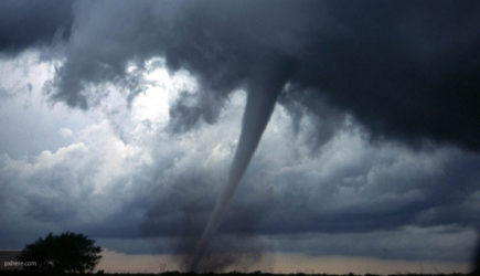 Ураган &#171;Мортимер&#187; стремительно движется на Петербург