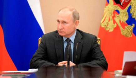 Путина засняли с женщиной на похоронах Ширака