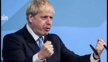 Британская журналистка рассказала, как Джонсон схватил ее за ногу