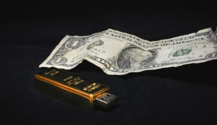 СМИ рассказали о новом оружии России и Китая против доллара, которое лучше, чем золото