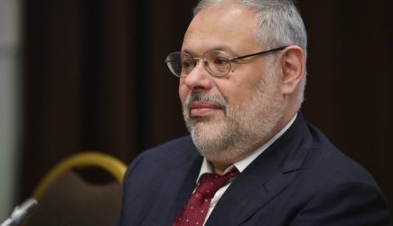 Хазин объяснил неожиданный разворот Запада к РФ страхом перед конфронтацией