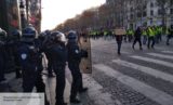 Парижская полиция применила для разгона &laquo;желтых жилетов&raquo; слезоточивый газ
