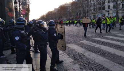 Парижская полиция применила для разгона &laquo;желтых жилетов&raquo; слезоточивый газ