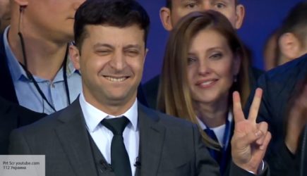 Зеленского, который посмеялся над Лукашенко, в Сети назвали &laquo;абсурдом с протянутой рукой&raquo;