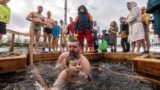 Назван лучший способ согреться после крещенского купания