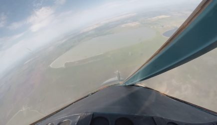 Военный истребитель с двумя пилотами на борту потерпел крушение в Алжире