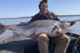 Рыбак выловил рекордно большую рыбу и был вынужден отпустить ее