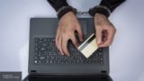 ФСБ задержала участников преступной сети по продаже данных банковских карт россиян