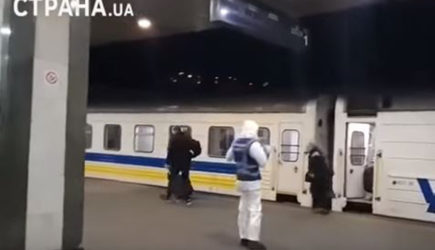 Прибытие «набитого» зараженными коронавирусом поезда в Киев сняли на видео