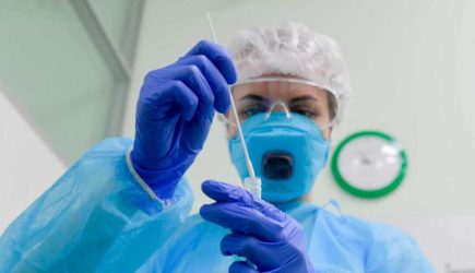 Вирус мутирует: заболевшие коронавирусом в Москве &#8212; молодые люди