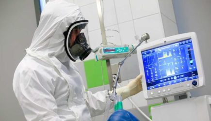 Новорожденный с коронавирусом и новые смерти: главное о COVID-19  в России на 2 апреля