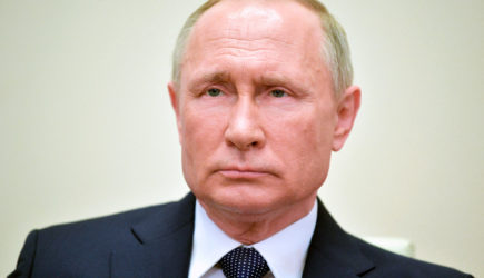 Путин поручил ввести особый порядок передвижения в России