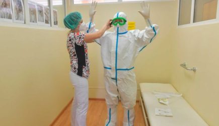 «Смотрим &ndash; а там легких нет»: врач о работе с больными коронавирусом