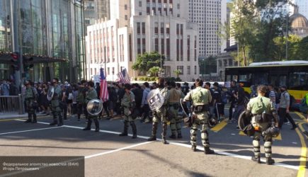 Полиции Гонконга пришлось применять слезоточивый газ для разгона тысяч протестующих