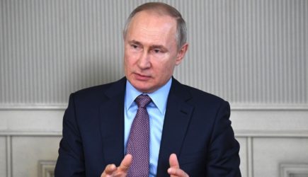 Путин заявил о сохранении для людей старше 65 лет санитарных мер