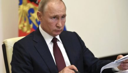 Путин бросил ручку во время совещания