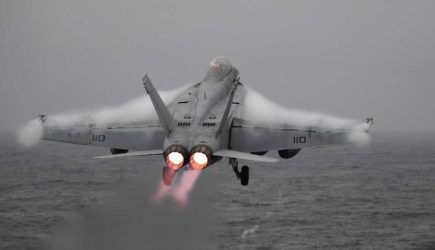 Американский палубный истребитель рухнул в море