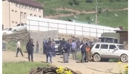 Дагестанских чиновников избили битами и арматурой