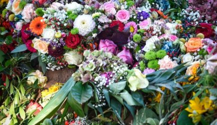 Оторвался тромб: рыдающие поклонники несут цветы умершему Лазареву