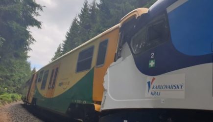 Два пассажирских поезда столкнулись на севере Чехии, есть погибшие