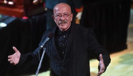 Упал без чувств на половине куплета: на концерте Розенбаума случилась трагедия