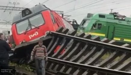 Два грузовых поезда столкнулись в Купчино