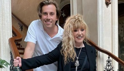 Директор Пугачевой прокомментировала слухи о ее разводе с Галкиным