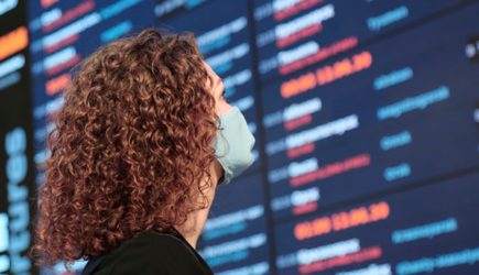 Стало известно о массовой отмене первых рейсов из России за границу