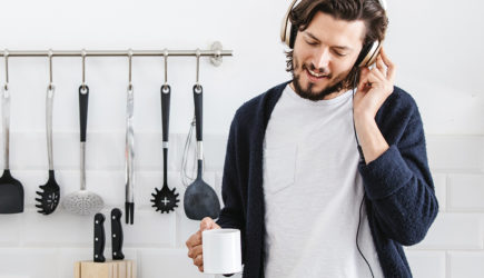 Почему сложно найти портал для скачивания музыки