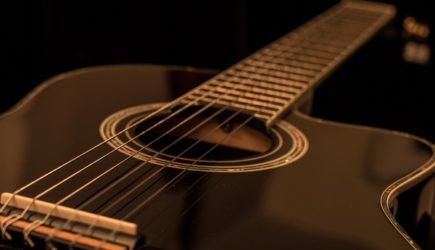 Жена застала мужа с любовницей и проломила стену его гитарой