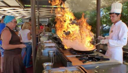 Туристам в турецких отелях запретили самим брать еду со &laquo;шведского стола&raquo;