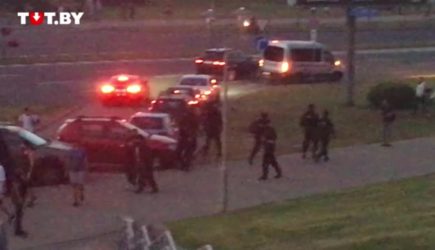 Белорусы толпой побили ОМОНовцев